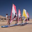Fuerteventura słynie z piaszczystej szerokiej plaży i świetnych warunków do windsurfingu. Na zdjęciu