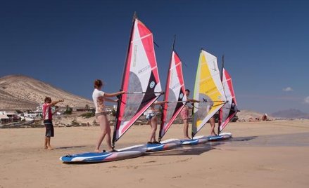 Fuerteventura słynie z piaszczystej szerokiej plaży i świetnych warunków do windsurfingu. Na zdjęciu