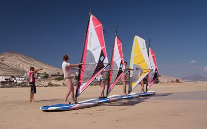 Fuerteventura słynie z piaszczystej szerokiej plaży i świetnych warunków do windsurfingu. Na zdjęciu
