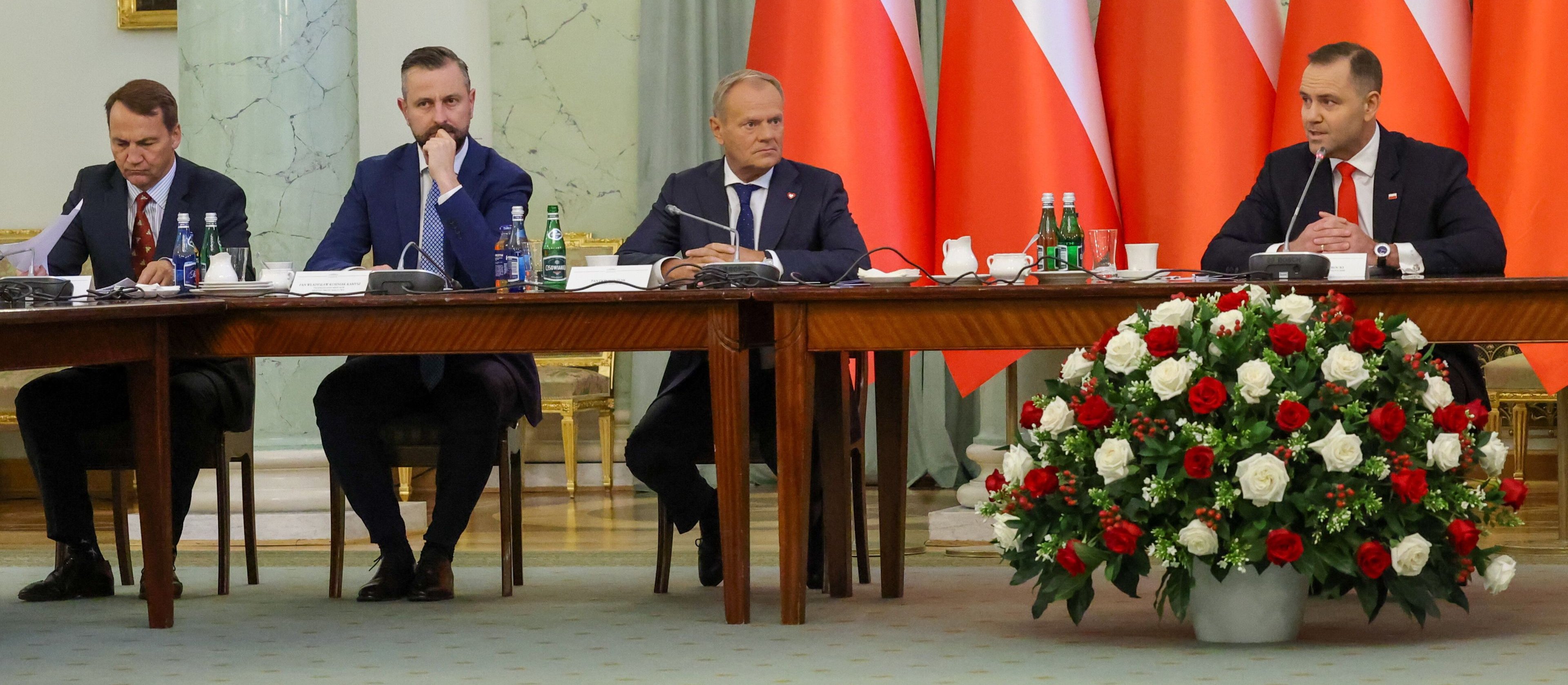 Polacy tracą zaufanie do Karola Nawrockiego. Gonią go dwaj wicepremierzy