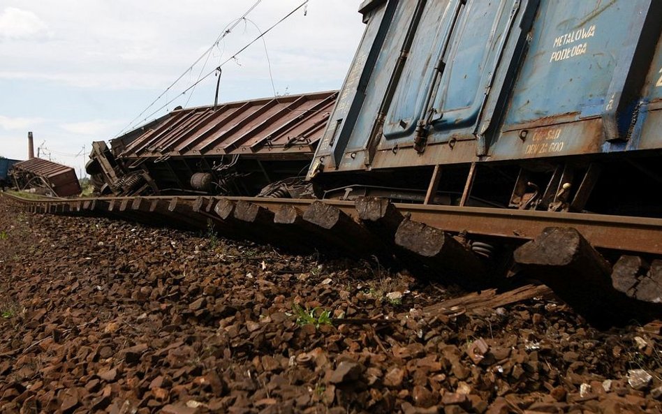 Ważna linia kolejowa zablokowana. 12 przewróconych wagonów