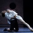 Chiara  Ruaro (Julia) i Mateusz Sierant (Romeo) w spektaklu Roberta Bondary