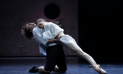 Chiara  Ruaro (Julia) i Mateusz Sierant (Romeo) w spektaklu Roberta Bondary