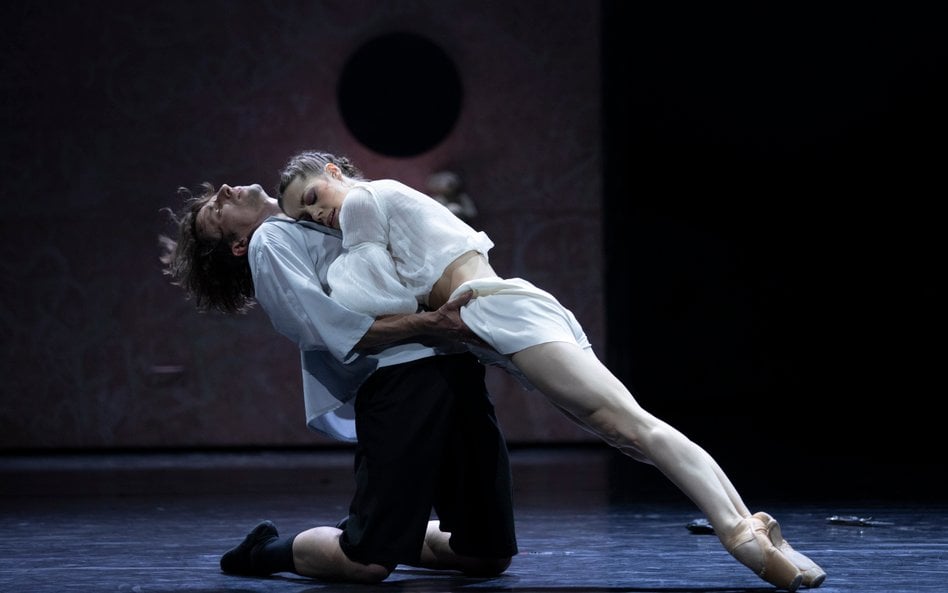 Chiara  Ruaro (Julia) i Mateusz Sierant (Romeo) w spektaklu Roberta Bondary
