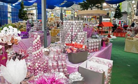 Ozdoby bożonarodzeniowe wypatrzone we wtorek w jednym z warszawskich hipermarketów.