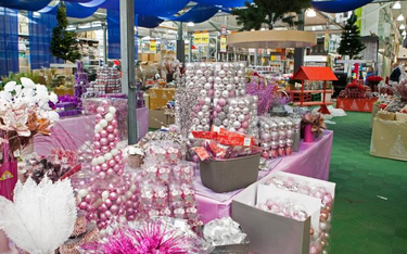 Ozdoby bożonarodzeniowe wypatrzone we wtorek w jednym z warszawskich hipermarketów.