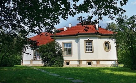 Jeden z budynków Szpitala Specjalistycznego im dr. Józefa Babińskiego w Krakowie, tzw. willa, z pomi