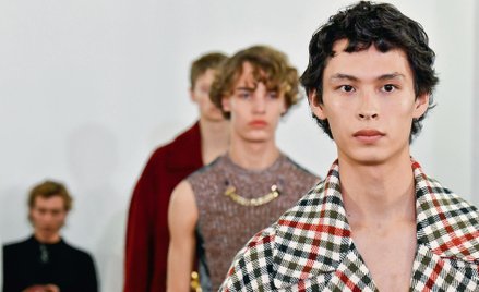 Różnica między ubraniem damskim i męskim staje się coraz bardziej płynna. Co było widać choćby na ze