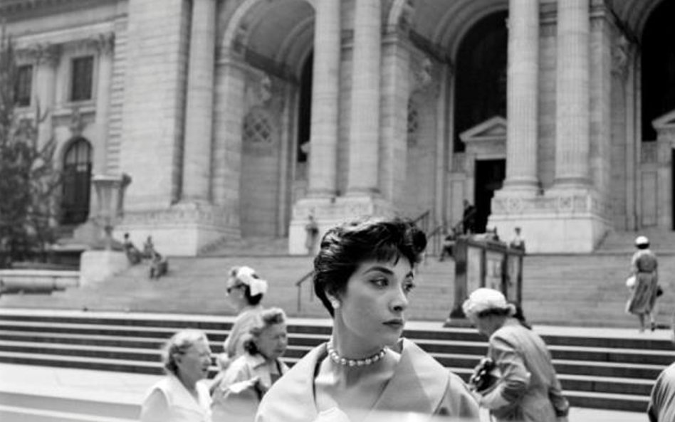 Woman Hat NY Public Library. ©Vivian Maier/Maloof Collection