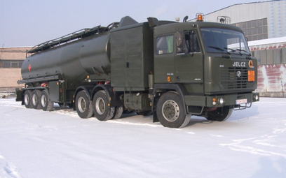Cysterna do transportu paliw i tankowania samolotów ze zbiornikiem o pojemności 33 m³ firmy Dobrowol