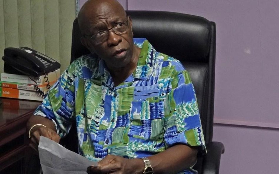 Jack Warner powinien oddać się w ręce Amerykanów