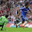 Didier Drogba mija Łukasza Fabiańskiego strzelając zwycięską bramkę.