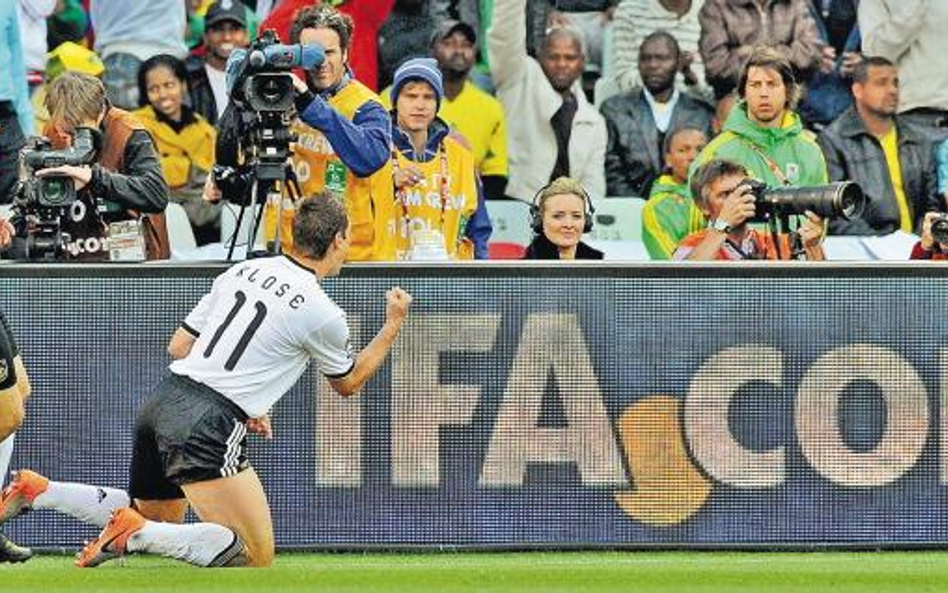 32-letni Miroslav Klose strzelił w mundialach dla Niemiec już 12 bramek. 21-letni Thomas Mueller (z 