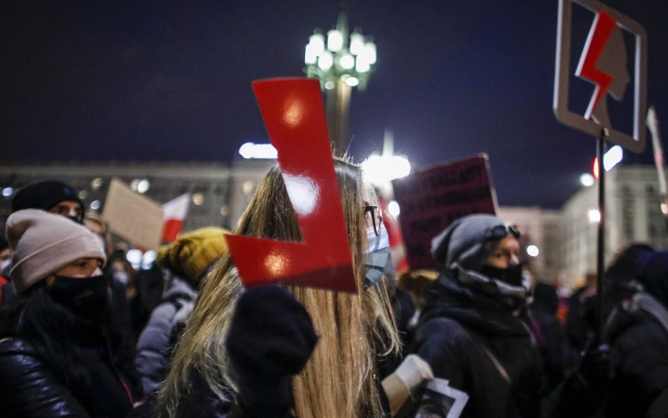 „Czarny protest” na ulicach Warszawy po wyroku TK ws. aborcji