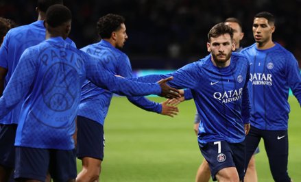 Rozgrzewka piłkarzy Paris Saint-Germain przed meczem z Atalantą BC