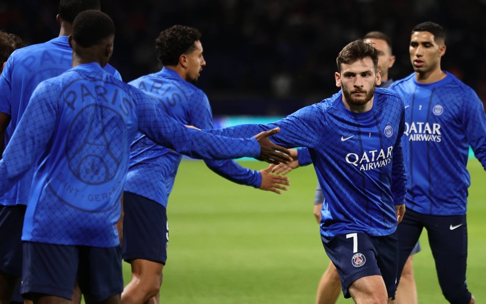 Rozgrzewka piłkarzy Paris Saint-Germain przed meczem z Atalantą BC