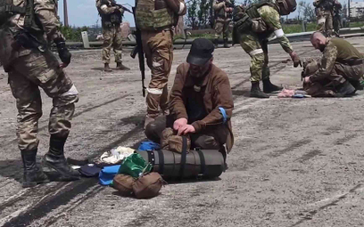 Ukraińscy żołnierze opuszczają Azowstal