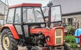 60-letni rolnik w piątek ciągnikiem wjechał na świeżo położony asfalt i pługiem zaorał ok. 200 m (zd