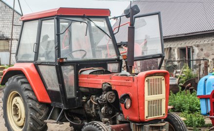 60-letni rolnik w piątek ciągnikiem wjechał na świeżo położony asfalt i pługiem zaorał ok. 200 m (zd