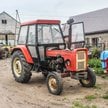 60-letni rolnik w piątek ciągnikiem wjechał na świeżo położony asfalt i pługiem zaorał ok. 200 m (zd