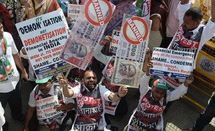 W poniedziałek w całych Indiach trwały protesty przeciwko tzw. demonetyzacji. Na zdjęciu demonstracj