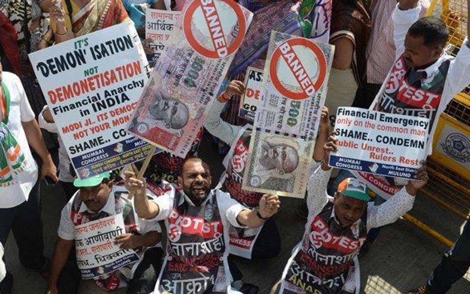 W poniedziałek w całych Indiach trwały protesty przeciwko tzw. demonetyzacji. Na zdjęciu demonstracj