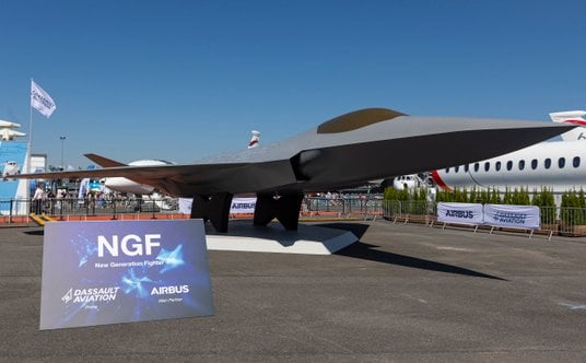 Makieta samolotu FCAS, Future Combat Air System, systemu uzbrojenia nowej generacji NGWS oraz myśliw
