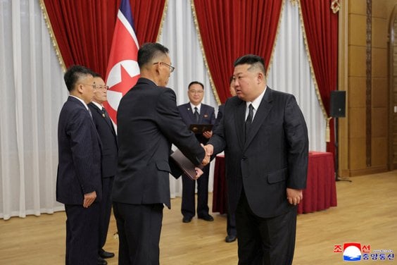 Kim Dzong Un odznaczył naukowców i badaczy