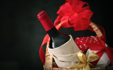 Alkohol jako firmowy prezent świąteczny. Co z podatkiem VAT?