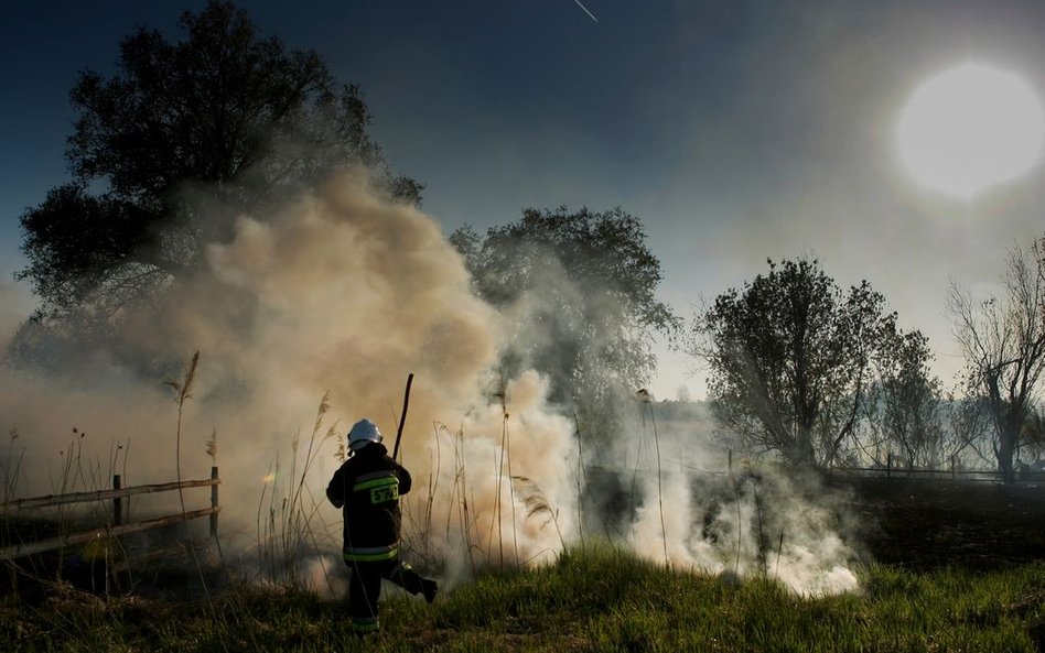 Strażacy ochotnicy coraz rzadziej zajmują się gaszeniem pożarów. Częściej poszkodowanym i w wypadkac