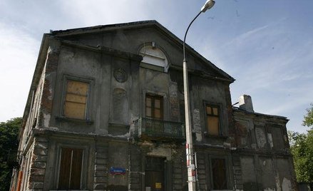 Zły stan budynków uzasadnia ich wyłączenie z działalności