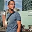 Michał Zadara chciał mieć dom, „przez którego środek przejeżdża miasto”. I mieszka w samym centrum
