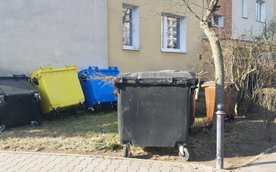 Widok nadamiarowej ilości koszy na śmieci to zjawisko bardzo popularne na terenie obu Prag