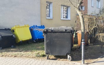 Widok nadamiarowej ilości koszy na śmieci to zjawisko bardzo popularne na terenie obu Prag