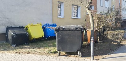 Widok nadamiarowej ilości koszy na śmieci to zjawisko bardzo popularne na terenie obu Prag