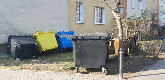 Od kulku tygodni to stały obraz na praskich podwórkach - porozstawiane gdzie popadnie pojemniki na ś