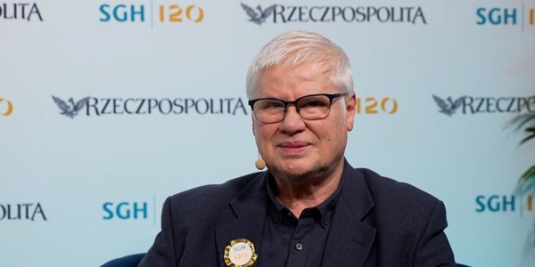 Oligarchiczny kapitalizm nie potrzebuje demokracji, dławi ją | OEES 2025