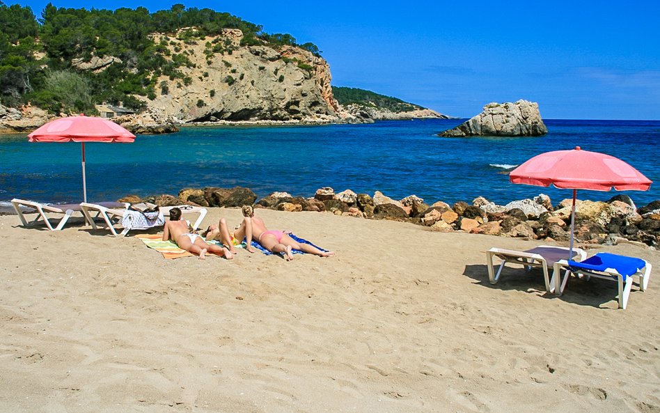 Ibiza - jej dyskoteki tętnią muzyką, ale można na niej teżodpocząć na plażach w zacisznych zatokach