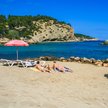 Ibiza - jej dyskoteki tętnią muzyką, ale można na niej teżodpocząć na plażach w zacisznych zatokach