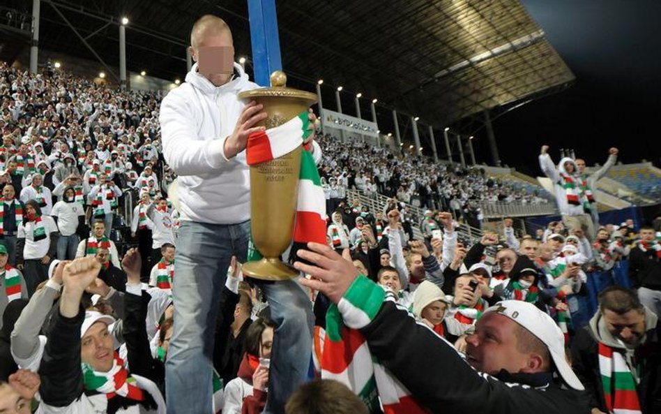 Piotr S., ps. "Staruch" (z pucharem)