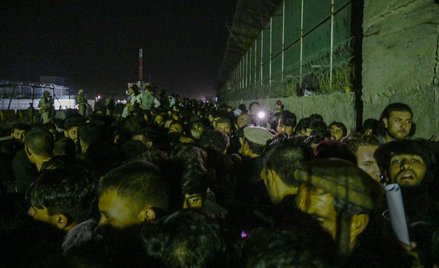 Afgańczyków przed ogrodzeniami lotniska w Kabulu.