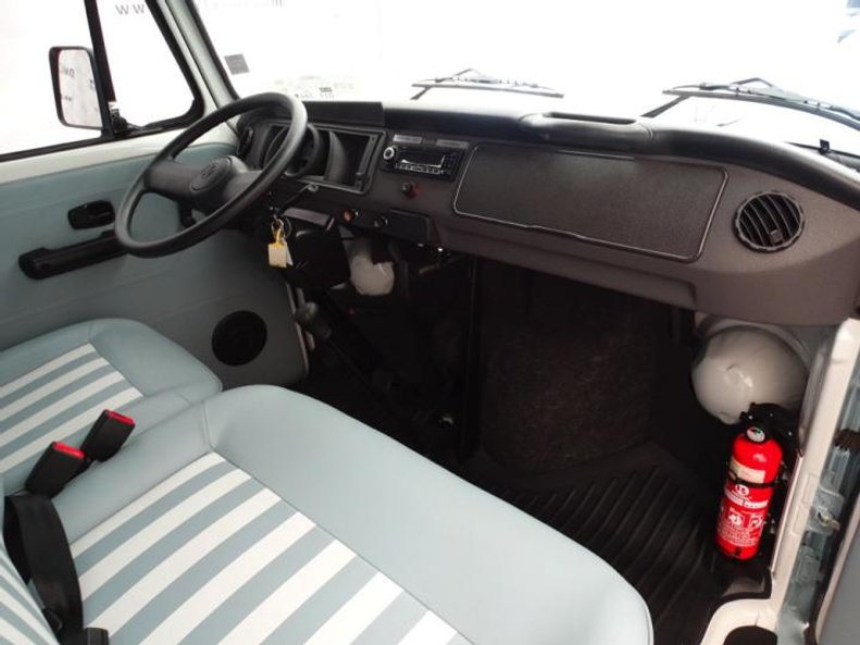 Klasycznie zaaranżowana kabina ma biało-niebieską tapicerką i stylowe zasłonki w oknach.