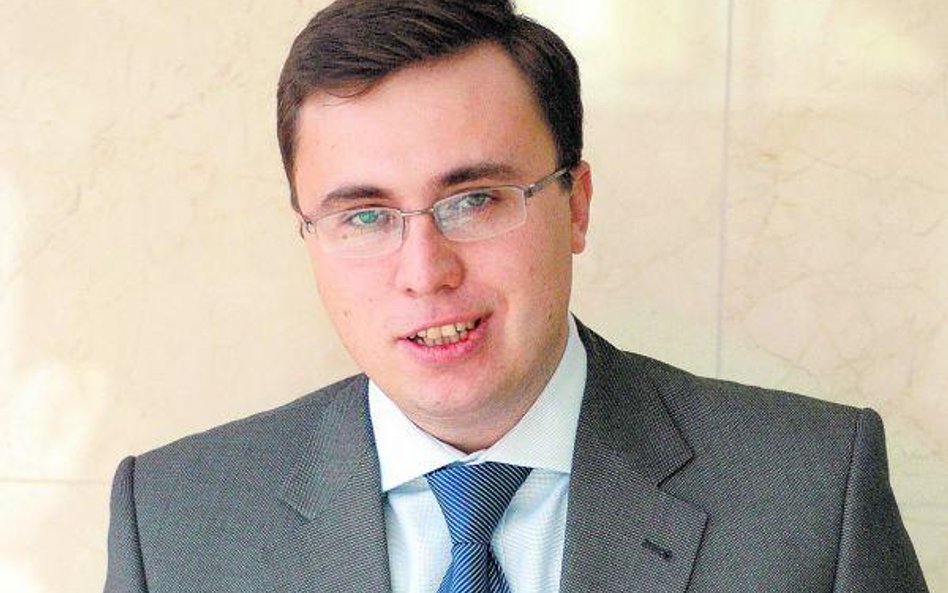 355 punktów Jakub Borowski, Invest-Bank Prognozami w jego zespole zajmuje się również Adam Czerniak.