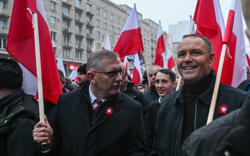 Szef BBN Sławomir Cenckiewicz i prezydent Karol Nawrocki na Marszu Niepodległości w Warszawie