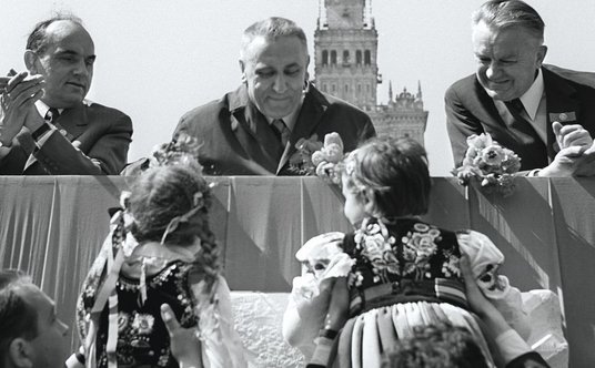 Od lewej: I sekretarz Komitetu Warszawskiego PZPR Józef Kępa, I sekretarz KC PZPR Edward Gierek i pr