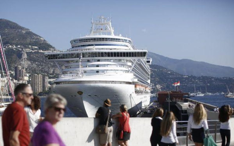 Wycieczkowiec "Emerald Princess" należący do Carnivala w porcie w Monaco