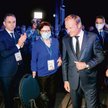 Donald Tusk powinien się zdecydować na zbudowanie drużyny zamiast dworu. Na zdjęciu: lider PO z Ewą 