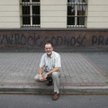 Jan Mosiński przed budynkiem kaliskiego sądu