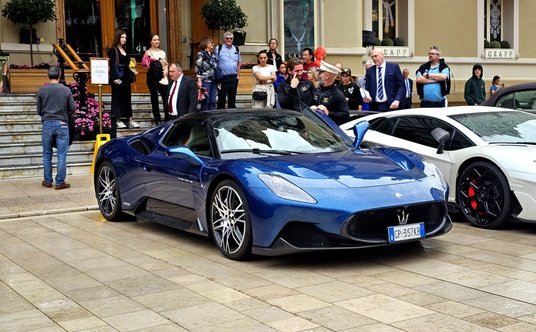 Maserati MC20 Cielo pod słynnym kasynem w Monte Carlo