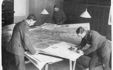 Konferencja pokojowa w Paryżu, 1919 r. Oficerowie opracowują mapę Polski